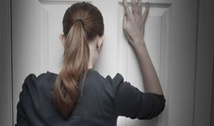 Inwoner van Beuningen wacht bij een deur die achter haar dichtviel